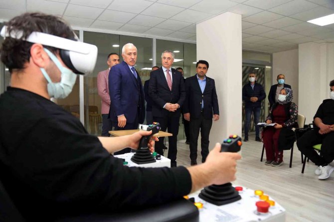 Ak Parti Başkan Yardımcısı Yanılmaz, Akdeniz Belediyesinin Çalışmalarını İnceledi