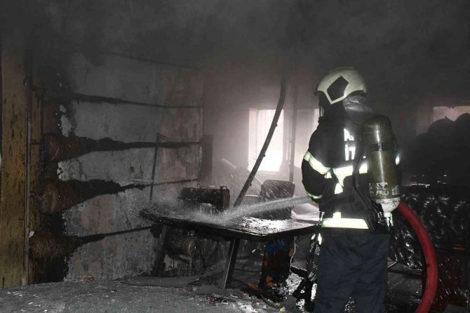 Döşemecide Çıkan Yangında Otomobil Yanmaktan Son Anda Kurtarıldı