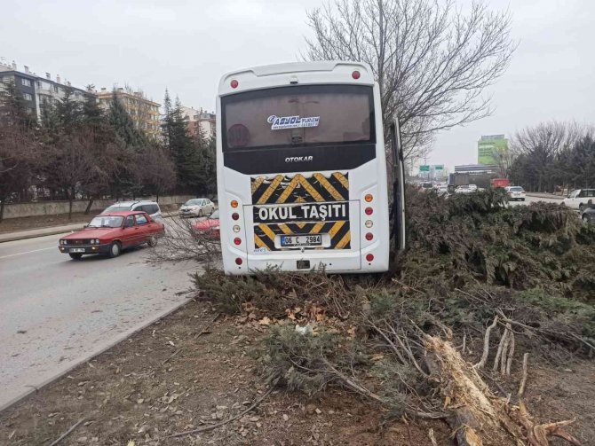 Başkent’te Öğrenci Servisi Refüjdeki Ağaçlara Çarptı: 1 Yaralı