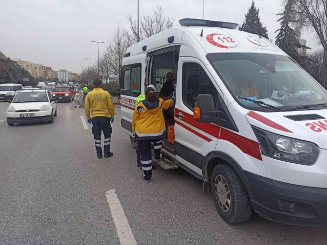 Başkent’te Öğrenci Servisi Refüjdeki Ağaçlara Çarptı: 1 Yaralı