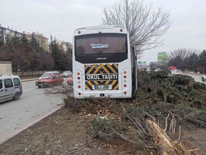 Başkent’te Öğrenci Servisi Refüjdeki Ağaçlara Çarptı: 1 Yaralı