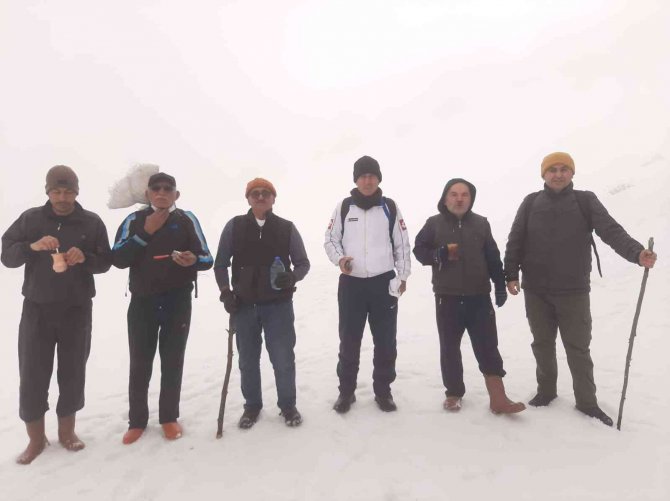 Doğa Tutkunları, Kar Üzerinde Güreş Tuttu