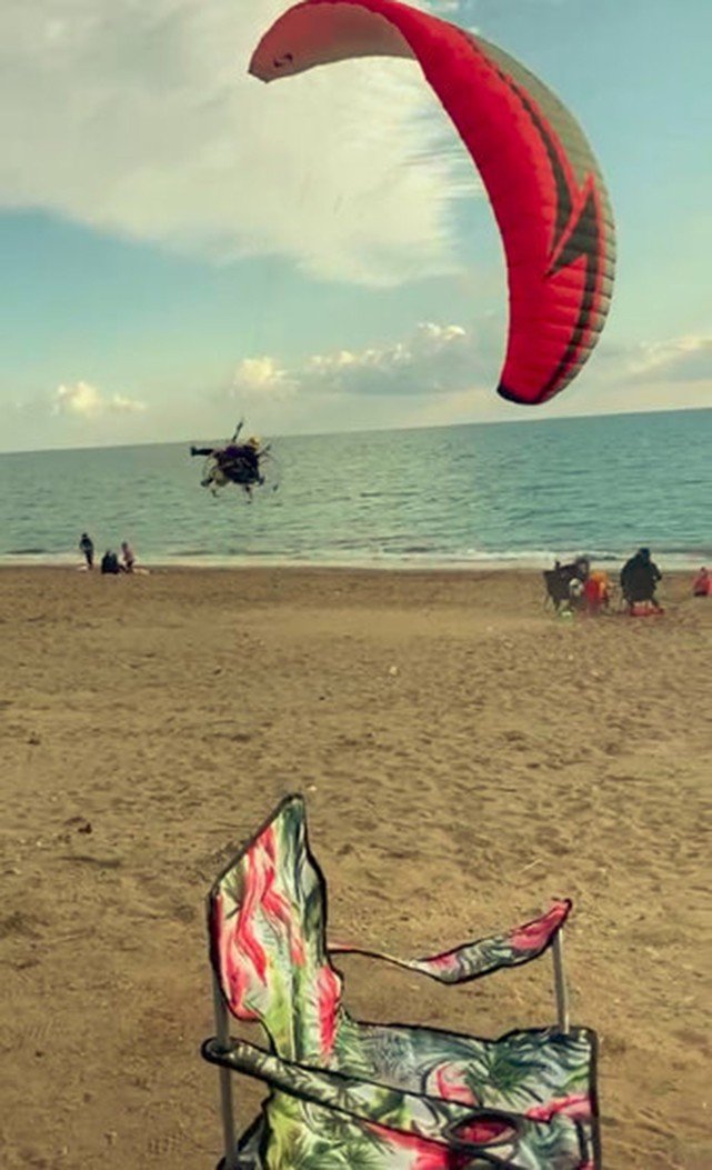 Paramotor Yere Çakıldı, Sahilde Oturan Aile Çocukları İle Son Anda Kurtuldu