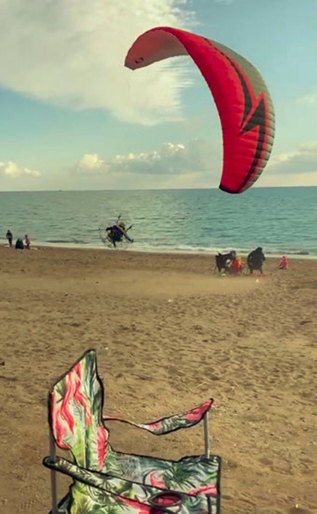 Paramotor Yere Çakıldı, Sahilde Oturan Aile Çocukları İle Son Anda Kurtuldu