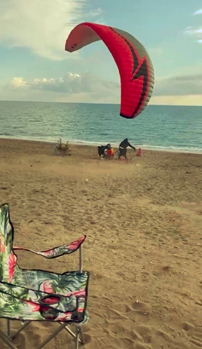Paramotor Yere Çakıldı, Sahilde Oturan Aile Çocukları İle Son Anda Kurtuldu