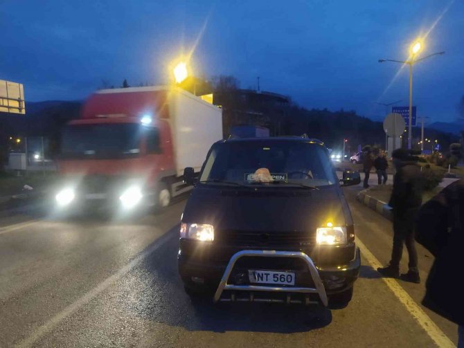 İ̇ki Araç Kavşakta Çarpıştı