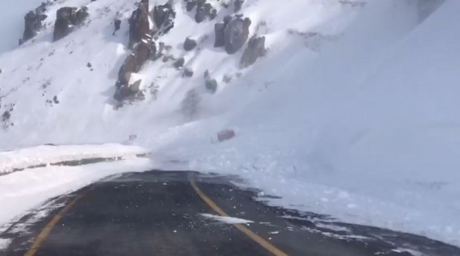 Artvin-ardahan Karayolu Üzerindeki Sahara Geçidine Çığ Düştü