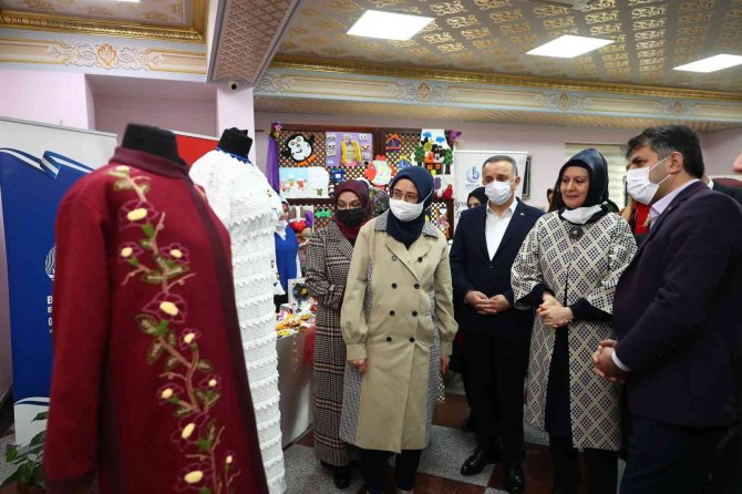 Kendi Tasarladıkları Kıyafetlere Mankenlik Yaptılar