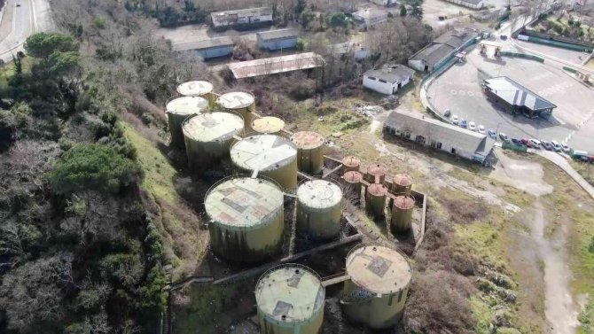 Beykoz’da Yapımı 1950’li Yılına Dayanan Petrol Dolum Tesisi Çürümeye Yüz Tuttu