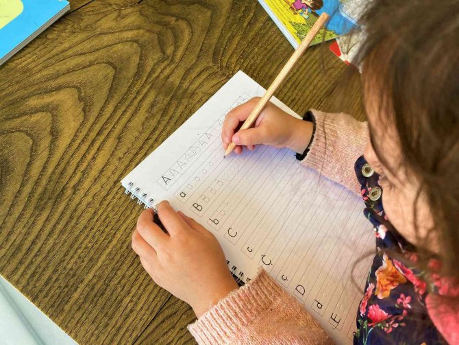 Geliştirdiği Defter Sayesinde Çocuklar Yazmayı Kolay Öğreniyor