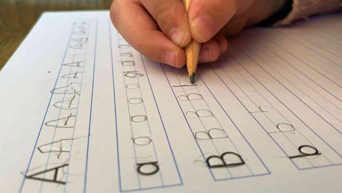 Geliştirdiği Defter Sayesinde Çocuklar Yazmayı Kolay Öğreniyor