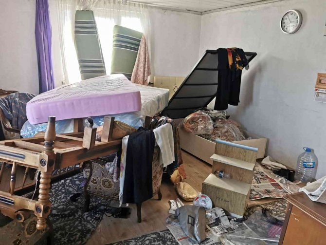 Hırsızlar Evin Kapılarını Söküp Götürdü
