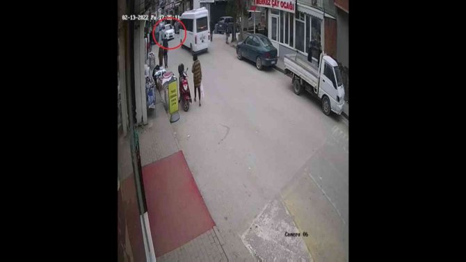 Bursa’da Acemi Sürücü Yayaların Arasına Böyle Daldı: 4 Yaralı