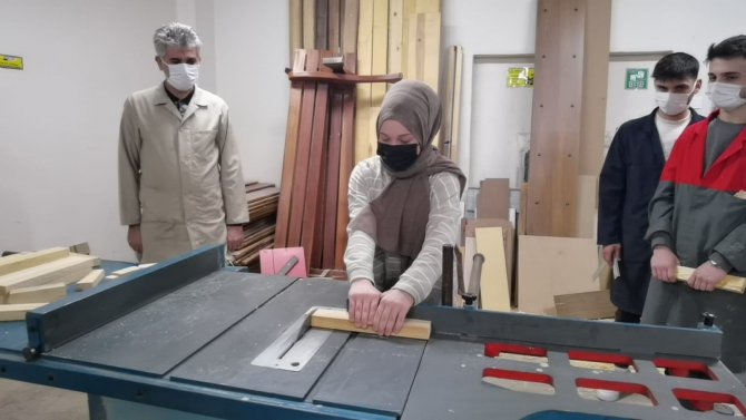 Öğrenciler Hem Okuyorlar Hem De 5 Bin Lira Maaş Alıyorlar