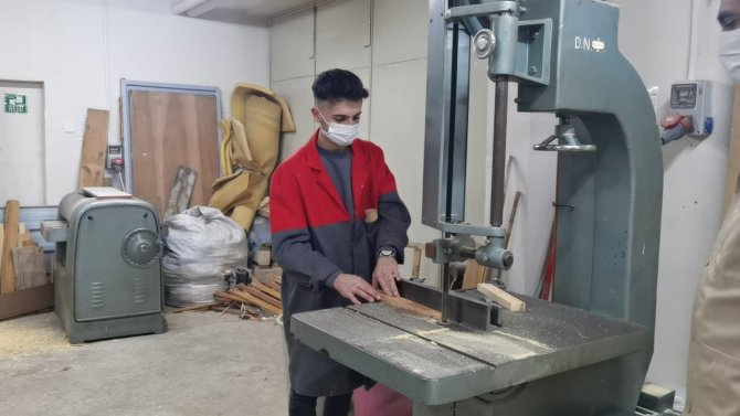 Öğrenciler Hem Okuyorlar Hem De 5 Bin Lira Maaş Alıyorlar