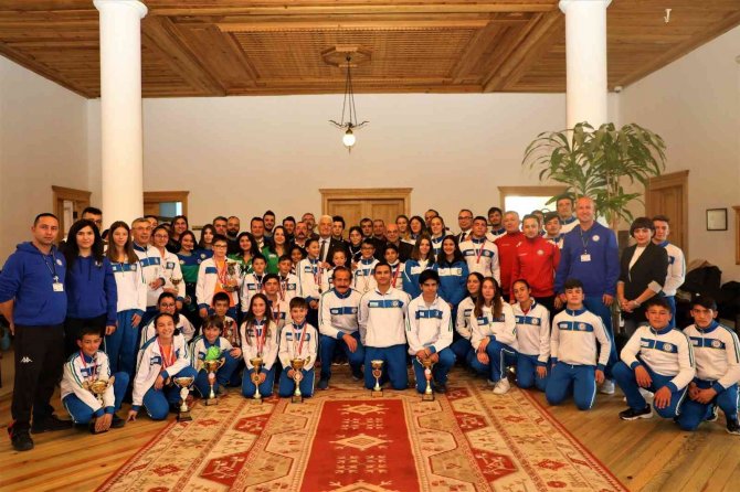 Büyükşehir’den Amatör Spor Kulüplerine Destek