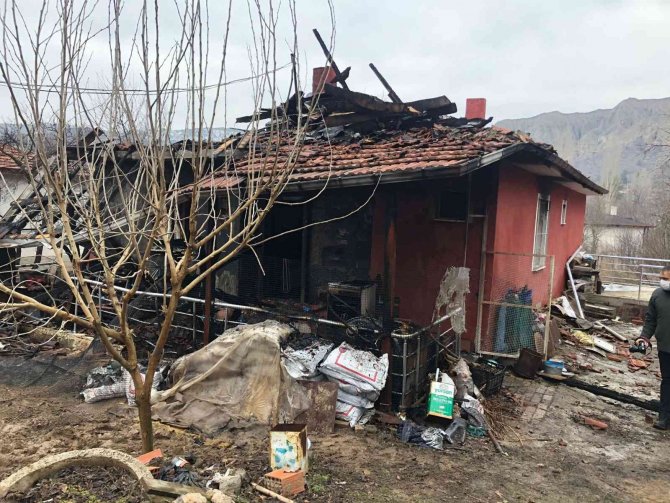 Misafir Olarak Gittiği Evde Çıkan Yangında Öldü