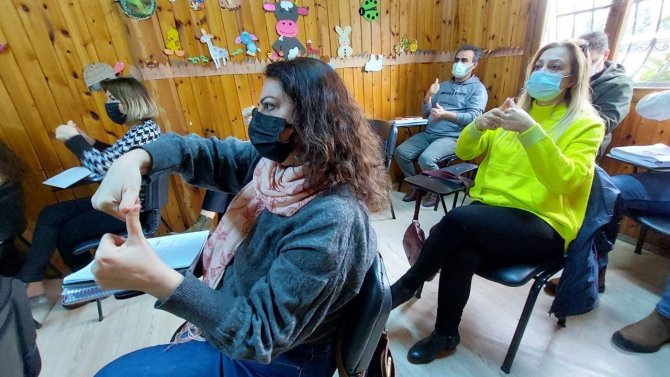 İ̇şaret Dili Kursuyla Engeller Kalkıyor