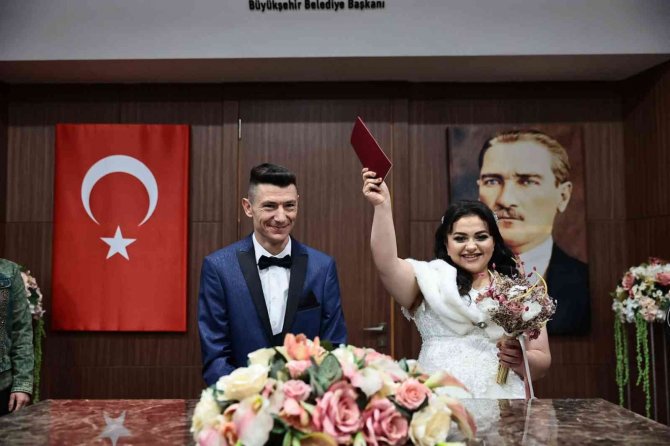 Sevgi Eli’nden Genç Çifte 14 Şubat Sürprizi