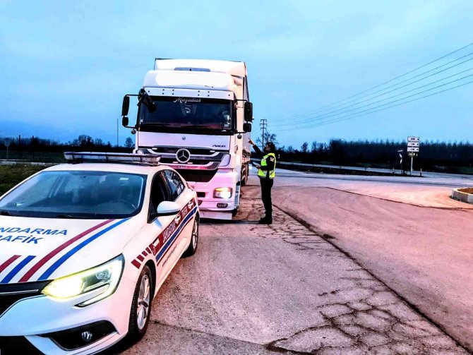 Yük Ve Yolcu Taşıyan Araca 32 Araca 22 Bin 900 Lira Ceza