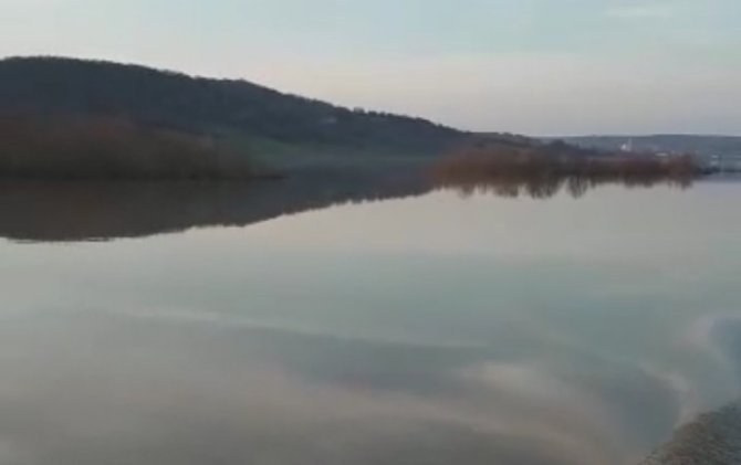 Edirne’de Nehrin Taşması Sonucu Su Altında Kalan Tarım Arazilerinde Kayıkla Geziliyor