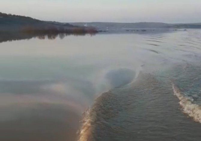 Edirne’de Nehrin Taşması Sonucu Su Altında Kalan Tarım Arazilerinde Kayıkla Geziliyor