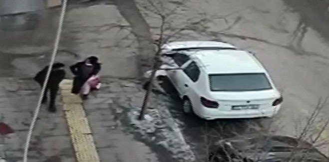 Yere Düşen Çantayı Çaldılar, O Anlar Güvenlik Kamerasına Yansıdı