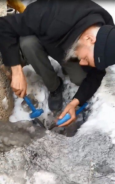Buzlanan Boruda Mahsur Kalan Kediyi Böyle Kurtardı