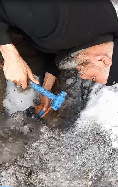 Buzlanan Boruda Mahsur Kalan Kediyi Böyle Kurtardı