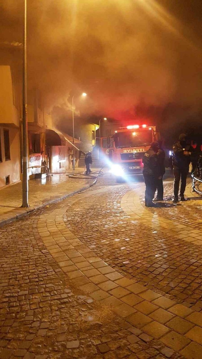 Yangına Müdahale Ederken Düşen İtfaiye Eri Ağır Yaralandı