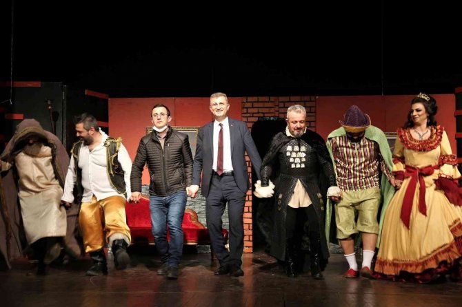 Gölcük’te "Ferhat İle Juliet" Oyunu Sahnelendi