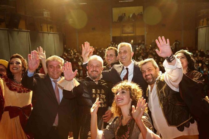 Gölcük’te "Ferhat İle Juliet" Oyunu Sahnelendi