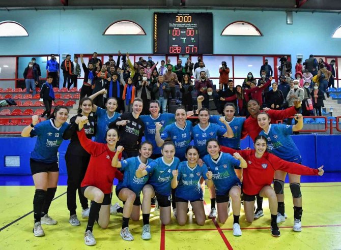 Mavi Kelebekler Evinde Kazandı