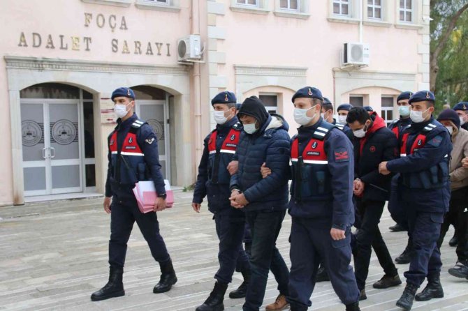 İ̇zmir’de 6 Göçmen Kaçakçısı Tutuklandı