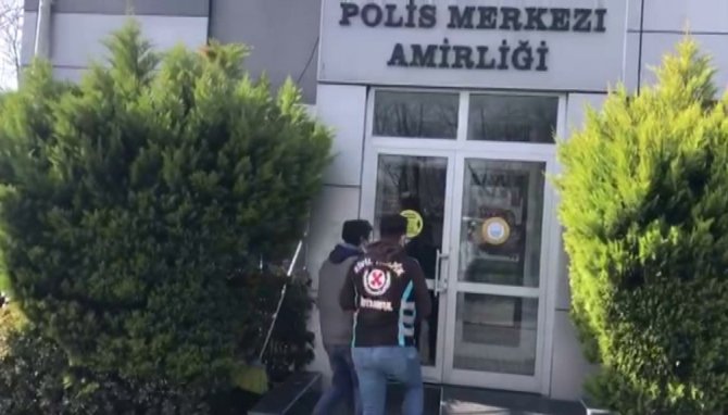 Kadıköy’de Polisten Para İsteyen Değnekçi Yakayı Ele Verdi