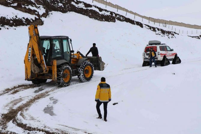 Karlı Yolları Aşan Evde Sağlık Hizmetleri Ekibi Hastaların Umudu Oluyor