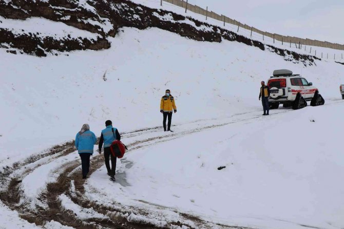 Karlı Yolları Aşan Evde Sağlık Hizmetleri Ekibi Hastaların Umudu Oluyor