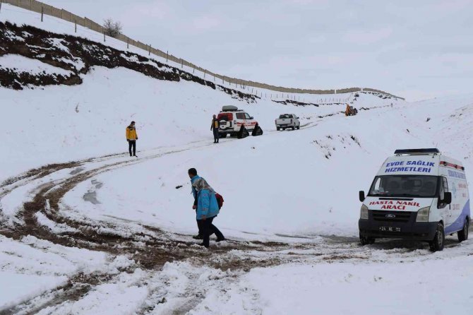 Karlı Yolları Aşan Evde Sağlık Hizmetleri Ekibi Hastaların Umudu Oluyor