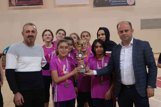 Şampiyon İ̇zzet Öksüzkaya Ortaokulu Oldu