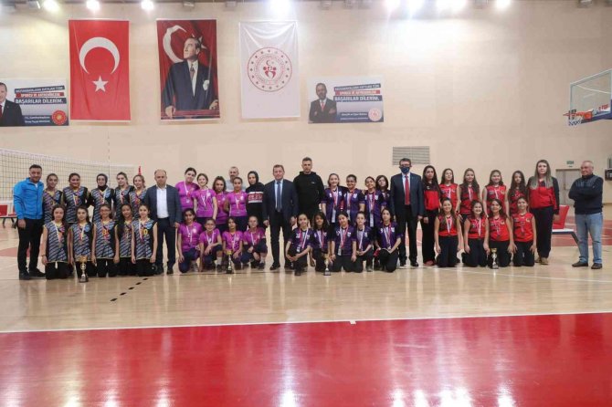Şampiyon İ̇zzet Öksüzkaya Ortaokulu Oldu