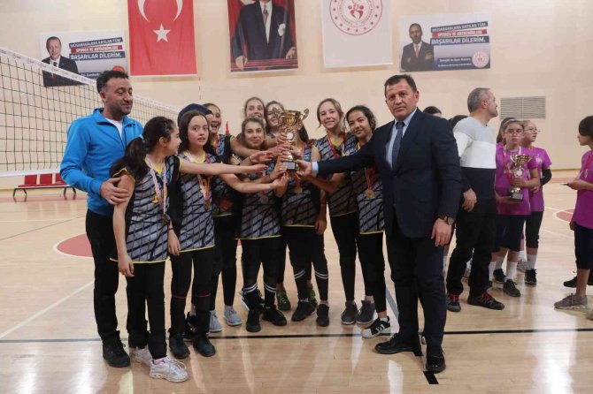 Şampiyon İ̇zzet Öksüzkaya Ortaokulu Oldu