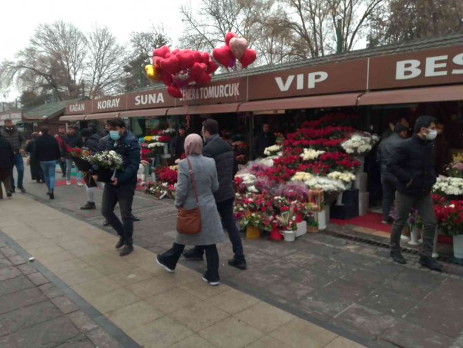 Çiçekçilerde Sevgililer Günü Yoğunluğu