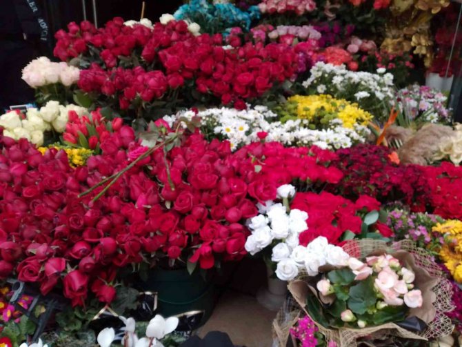 Çiçekçilerde Sevgililer Günü Yoğunluğu