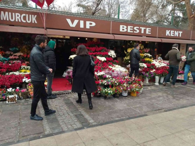 Çiçekçilerde Sevgililer Günü Yoğunluğu