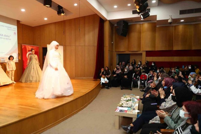 Kendi Tasarladıkları Kıyafetlere Mankenlik Yaptılar