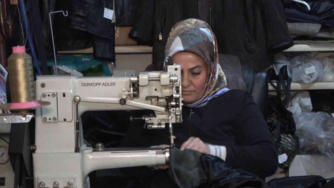 Ayakkabıları Ve Giysileri Geri Dönüşüme Kazandırıp, Aile Ekonomisine Katkı Sağlıyor