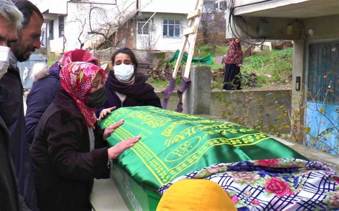 Otomobilin İçinde Kurşunlanarak Katledilen İki Kadın Son Yolculuğuna Uğurlandı