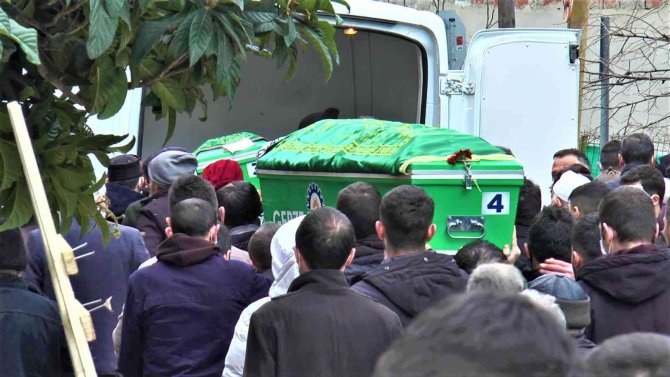 Otomobilin İçinde Kurşunlanarak Katledilen İki Kadın Son Yolculuğuna Uğurlandı