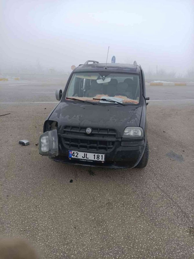 Minibüs İle Hafif Ticari Araç Çarpıştı: 2 Yaralı