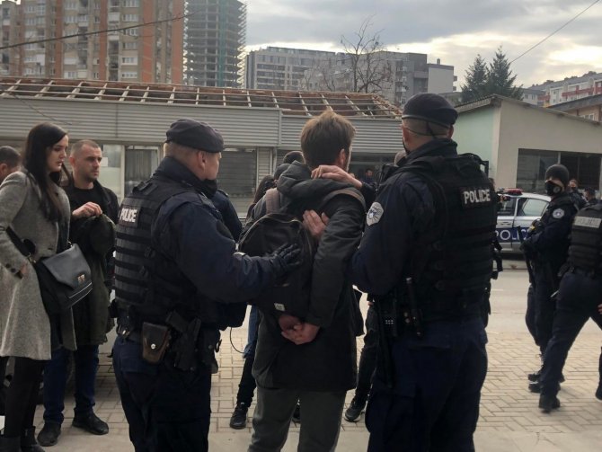 Kosova’da Sosyal Demokrat Parti Üyeleri Enerji Düzenlenme Kurumu’nu Bastı